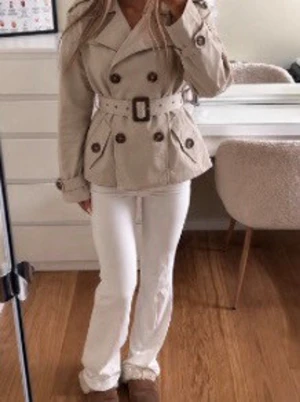 Vintage beige trenchcoat med bälte - Vintage mango suits trenchcoat. Köpt secondhand i Paris. Står storlek S mer som en xs/s 