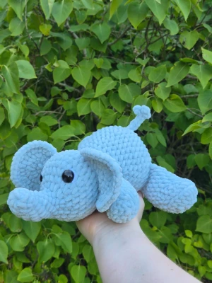 Virkad elefant - Handvirkad elefant i mjukt chenillegarn🐘🩶                                                                              ⚠️Obs! Säkerhetsögon rekommenderas ej för barn under 3 år⚠️