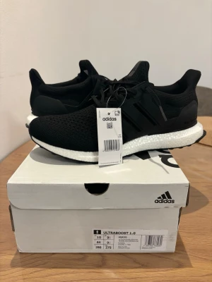 Adidas Ultraboost 1.0 - Adidas Ultraboost 1.0, Skick: 10/10 – helt oanvända, kommer med originalbox. Vid frågor eller intresse, skicka gärna ett DM.