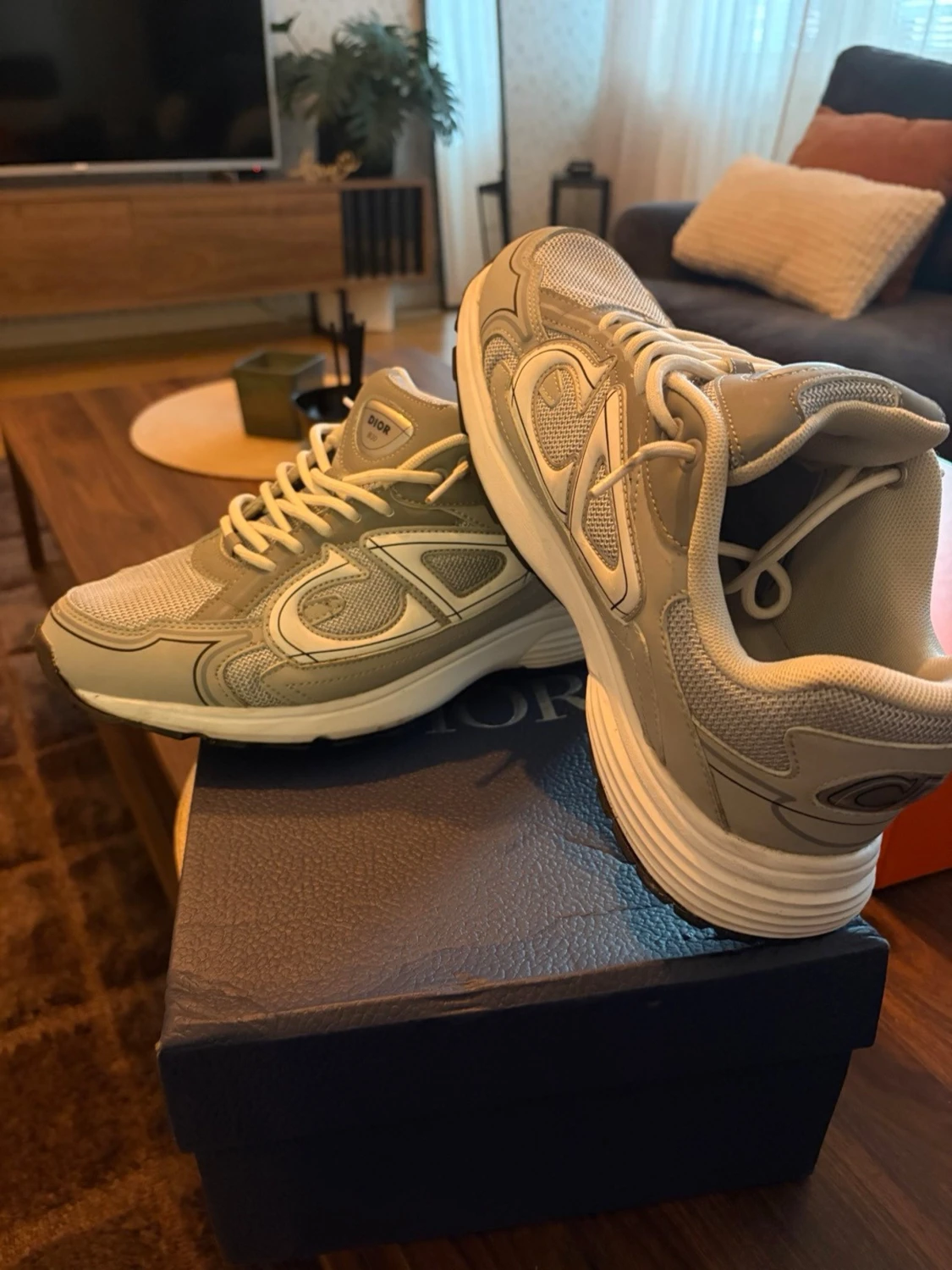 Beige sneakers med mesh och detaljer