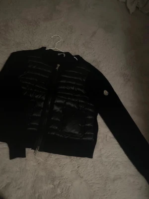 Moncler cardigan  - köpt på NK för två år sen, använder inte så vill bara blir av med den därav priset, storlek 1 - (XS/S) perfekt nu till hösten 