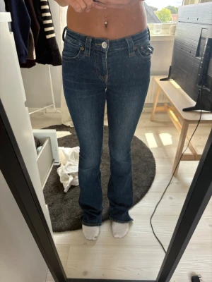 True religon jeans - Jeans från true religon i bra kvalitet förutom minimal slitage nere vid fötterna. Köpte dem för 1500kr och säljer för 900kr.