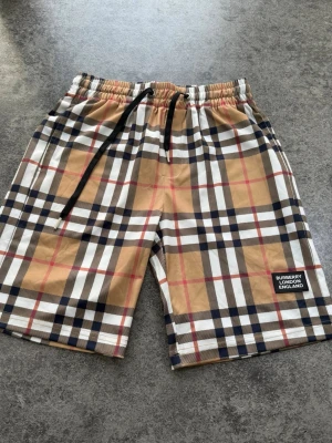 Burberry shorts  - Jag säljer ett par  Burberry shorts, storlek M om du är intresserad  kom DM for mer info  