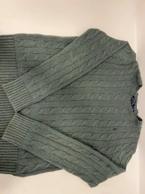 kabelstickad tröja Polo Ralph Lauren - Säljer en riktigt snygg kabelstickad tröja, som passar till mycket som under en väst eller när det är lite svalare ute. Den är helt NY aldrig använd. Pris kan diskuteras💸🌟👑