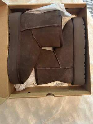 Bondi low plateau dark brown Rugged Gear - bruna uggs från Rugged Gear. Helt oanvända. Stl 39. Köptes för 900 säöjes för 500