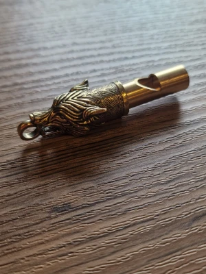 Visselpipa varg koppar - Visselpipa varg i koppar. 6,1 cm lång. Bredd 1,2 cm. 