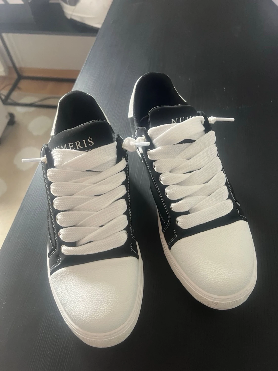 Svarta och vita sneakers från Numeris - 2