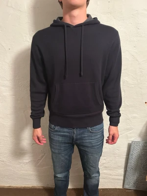 Hoodie - Mörkblå hoodie från Zara. Modell är 185cm. Priset går att diskutera vid snabbaffär. Hör av er vid funderingar!