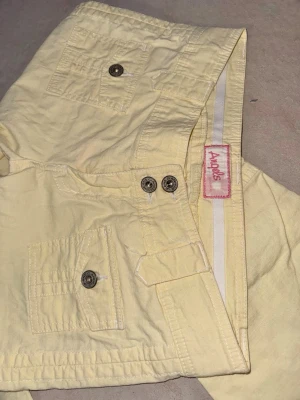 baby yellow lowrise bootcut byxor  - cali girl Marissa Cooper Summer Roberts byxor vackra pastellgula lågmidjade 3/4 bootcut 💛 fräscht vintage skick i princip nya, en liten svag fläck på fickan men den syns knappt 