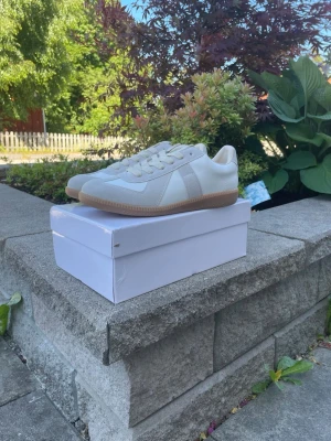 Maison Margiela Gats - Vita Gats från Maison Margiela i storlek 42. Skorna är helt nya och har inga defekter alls. Har du frågor är det bara att skriva. Ska även tillägga att priset inte är hugget i sten. 