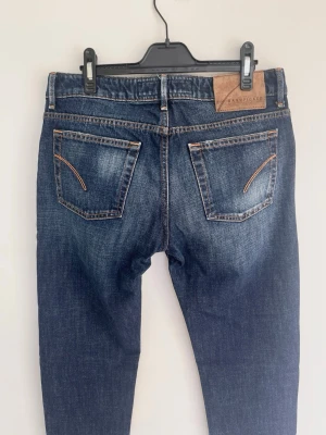 Handpicked Jeans - Sjukt feta jeans från Handpicked! Toppskick, inga defekter. Storlek 32 och sitter slim/regular. Midja=41, längd=106. Kontakta mig för fler frågor och funderingar!