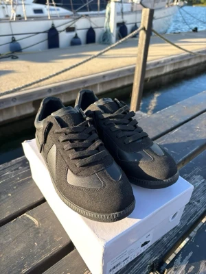 Maison margiela - Svarta skor från maison margiela boxen ingår