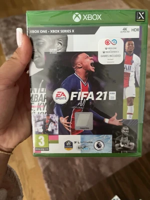 FIFA 21 till Xbox One/Series X - FIFA 21 till Xbox One och Xbox Series X med Kylian Mbappé på . Spelet har grön plastbox och erbjuder 4K Ultra HD och HDR. Perfekt för dig som gillar fotbollsspel och vill spela både solo och online med vänner.