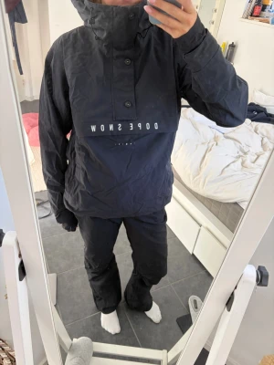 Svart skidjacka från Dope Snow - Snygg svart skidjacka från dope I bra skick med en stor ficka på magen och ventilation på sidorna🤩