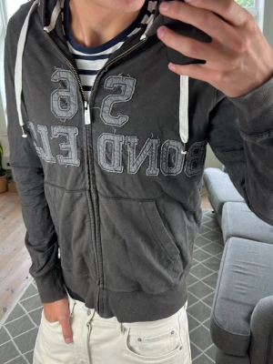 Vintage Zip Hoodie Mörkgrå  - Trendig och väldigt snygg! Mått: A:55 B:50 C:50 D:66 (cm) Skriv vid fundering!😇🙌