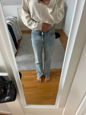 Jeans från Weekday - Ljusblå jeans från weekday i perfekt tvätt. Hon på bilden är 165 som referens💕💕