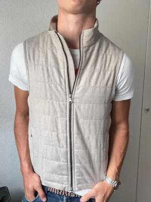 Oscar Jacobson liner evo waistcoat / väst  - Oscar Jacobson liner evo waistcoat / väst, sjukt snygg. Inga defekter - som ny. Väldigt eftertraktad och en personlig favorit från mig. Säljer eftersom den är pågrånsen för liten för mig som gillar att ha häng😅, modellen är 180 cm, 75 kg. Kom med frågor! ‼️