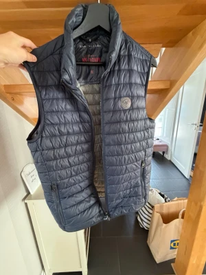Marc O’Polo väst  - Marc O’Polo väst – storlek S  📩 PM för fler bilder och för att diskutera pris!  Stilren och klassisk väst från Marc O’Polo i storlek S. Enkel att matcha och passar lika bra till vardags som till en mer uppklädd outfit.  Västen är i mycket bra skick och har använts sparsamt. Inga tydliga skador eller märken.  📏 Storlek: S ✨ Skick: Mycket bra 🧥 Märke: Marc O’Polo 💰 Pris: 549 kr