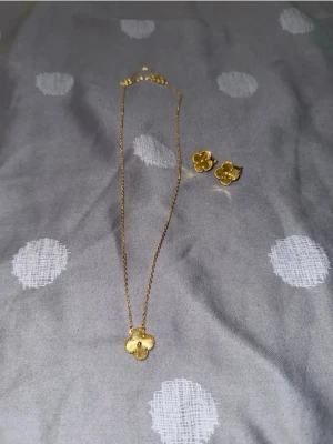 Set med glittrande smycken i silver och guld - Säljer alla som en sett man kan även köpa separat fler bilder finns på kontot men flera detaljer för varje smycken. 