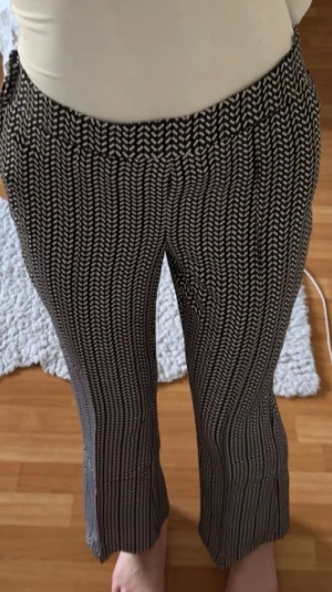 Byxor - Snygga byxor i storlek M. 96% polyester 4% elastan. Endast testats. 🌸
