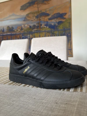Adidas Gazelle Svarta i Läder - HELT NYA Svarta gazelles i läder, storlek 43, svinsköna men passade inte mig