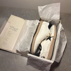 Golden goose ballstar - Tja, säljer nu dessa feta Golden Goose Ball Star ⭐️ Storlek 44 och knappt använda. Riktigt snygga vita sneakers med den klassiska stjärnan och vintage-inspirerade looken.  Tveka inte på att höra av dig vid fler frågor eller funderingar 😁