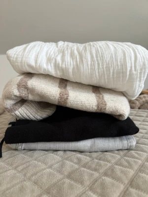 📌📍DEAL!!!!!📍, värde paket med nästan helt oanvända kläder!!!!!!!!!!  - Jag säljer nu 2 nästan helt oanvända tröjor där båda är storlek 34/xs ( Gina tricot) , bootcut jeans helt oanvända men utan prislapp och storlek 34 (Gina tricot) och en helt oanvänd klänning i storlek 158 (H&M). Hoppas detta kan vara lockande för er och jag är öppen för prisförslag 🥰🥰🥰
