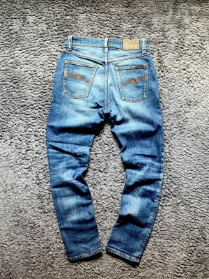 Nudie Jeans  - Säljer ett par riktigt feta Nudie Jeans!!  Stick: 8/10!  Sparsamt använda!   Storleks lappen är borta men skulle tro att det är 29W 30L Dem sitter slim!    Hör av er vid minsta fundering!! 💭 !!!Gå in på mitt konto för flera grymma plagg!!!