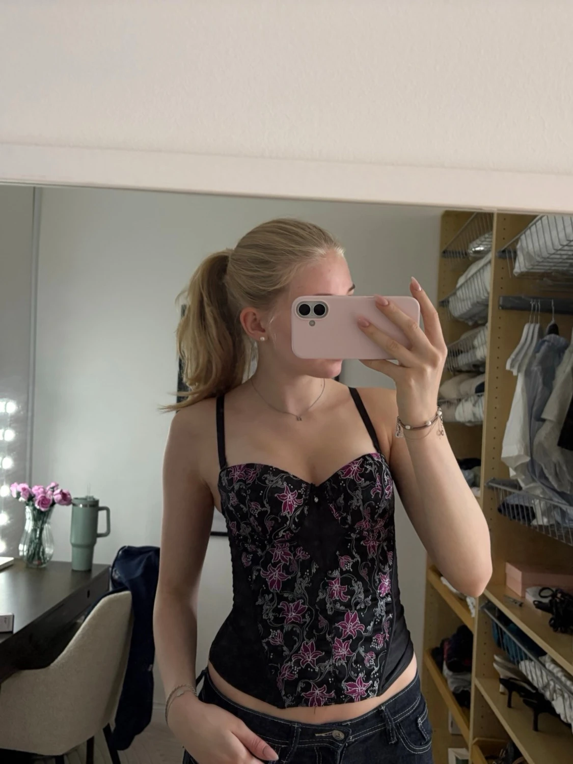 Svart body med rosa blommor - 1