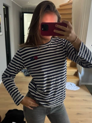 Randig långärmad Comme des garcons - Säljer en klassisk långärmad topp med marinblå och vita ränder från Comme des garcons
