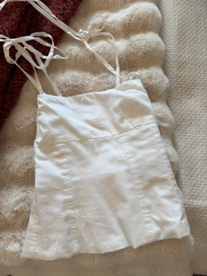Vit topp Gina tricot  - Så gullig vit topp från Gina tricot i strl xs 💗