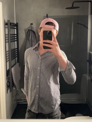 Ralph lauren skjorta - Väldigt snygg Ralph lauren skjorta som passar bra till sommaren, våren och alla tillfällen för en skjorta. Materialet är lite speciellt ungefär samma som badbyxor men ingen som påverkar negativt utan bara skönt. Modellen är 178cm och väger 67kg, är ganska tajt på mig så jag skulle rekommendera skjortan till nån som är 173 och väger runt 60-65