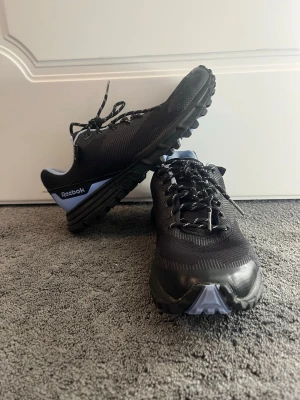 Reebok Sawcut 7.0 GTX Gore-Tex   - Säljer ett par Gore-Tex med rejäl sula, bra grepp och samtidigt en ganska stilren modell som funkar till vardags eller till aktiviteter. Skorna är använda och har minimalt slitage på framför allt tåpartiet, se bilderna. I övrigt är de prima ballerina! Hör av dig om du har frågor😇