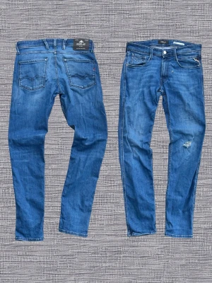 🔥 VINTAGE REPLAY JEANS 🔥 - Snygg faded blå wash med perfekt grisch/vintage vibe, med snygga slitningar. 👖🧊 Clean fit, klassisk Replay-känsla och lätt att rocka med allt.  📦 Skickas snabbt! 