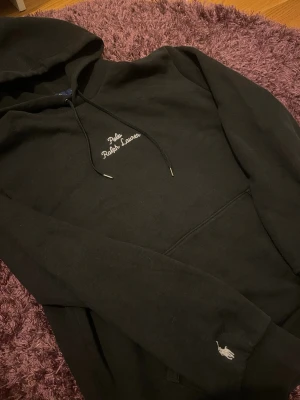 Ralph Lauren Hoddie - Tja, ja säljer min svarta Ralph Lauren hoddie, köpt i Mall of Scandinavia, finns kvitto och box (se bilder). Tröjan har en bra passform som passar till mycket. Pris går att diskutera vid snabb affär. 🤩