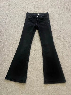Svarta jeans Gina Tricot - Jag säljer ett par svarta jeans från Gina Tricot. Längst ner på byxorna där bak är dem lite slitna. (Finns bild). Annars är dem väldigt bra skick. 