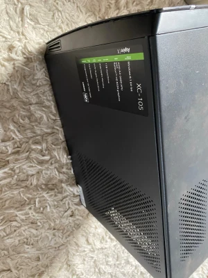 Acer Aspire XC-105 stationär dator - Säljer en svart Acer Aspire XC-105 stationär dator i kompakt format. Chassit är gjort i metall med ventilationshål på sidan och tydlig märkning på framsidan. Perfekt för dig som vill ha en smidig och stilren dator till skrivbordet.