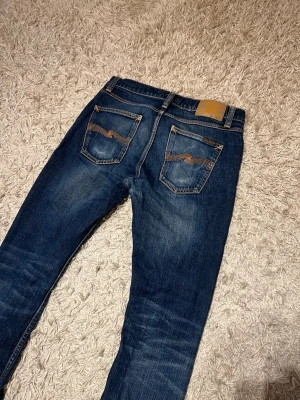 Nudie jeans - Säljer även dessa nudie jeans då dom sitter lite för pösigt på mig runt midjan. Väldigt fint skick o nästan aldrig använda. Sköna slitningar o färger på jeansen som passar till allt.