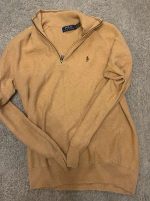 Beige halvzip-tröja från Polo Ralph Lauren S - Snygg beige stickad tröja från Polo Ralph Lauren. Köpt för 2200kr storlek S. Knappt andvänd