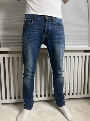 Nudie jeans - Säljer dessa slim fit Nudie jeans med en snygg färg och bra passform! Dom är i superbra skick! Storlek W29 & L30. Modellen är 179cm och 61kg