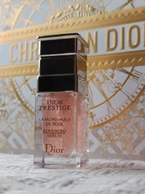 Dior Rose Serum 5ml - Dior Prestige La Micro-Huile De Rose Advanced Serum 5ml  Ord pris 3000kr / 30ml  Ny och oöppnad <3  Obs kommer inte med påse, kommer i en smyckeslåda från annat märke ♡ obs: filmar förpackning och vägning av alla mina annonser 