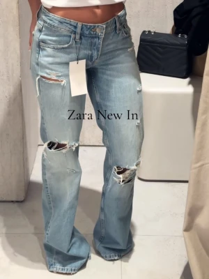 BLÅ JEANS ZARA MED HÅL - Säljer dom virala Zara jeansen med hål💗✨storleken är 36 ( vilket är för stort för mig!) andvända 2 ggr av en Anna plick säljare💞kostar 400 kr på Zara. ( dock slutsåld nästan hela tiden🥲) Sitter lowwaist/baggy om går upp 1-2 storlekar🛍️ Pris kan diskuteras🐸
