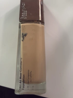 Beige foundation BeautyAct 07W - Flytande foundation från BeautyAct i nyansen 07W. Kommer i en rektangulär glasflaska med metallfärgat lock. Ger en naturlig finish och passar dig som vill ha en jämn hudton. Tillverkad i Italien.