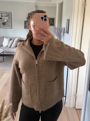 Beige ziptröja med fickor - Mysig beige ziptröja i mjukt material från Ginatricot i St S. Helt ny och oanvänd🤎