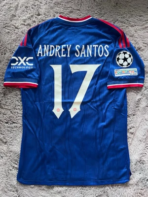 Manchester United 26/27 Andrey Santos - En Manchester United tröja för 26/27 med Andrey Santos i spelar version, storlek L