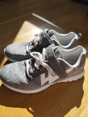Grå sneakers  - Lätta sport skor som passar perfekt för jogging och andra aktiviteter. 