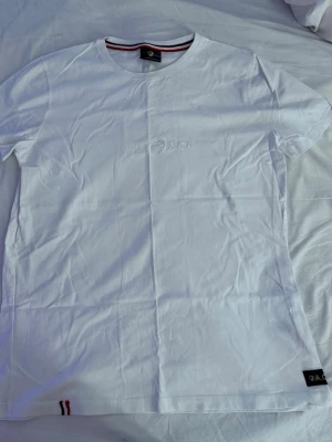 Vit t-shirt från WHO's A.C.E XL - Snygg vit t-shirt från WHO's A.C.E i storlek XL. Har aldrig använt den inte en enda gång, säljer den för att den är för stor på mig