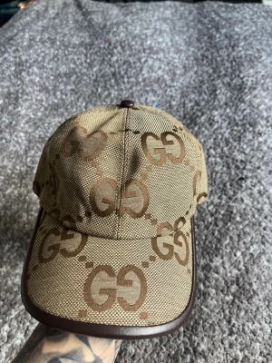 Beige GG Keps - Aldrig använd ✔️, kommer med tag 🏷, mindre i storlek✔️, skickas inom 1 dag 🚀, kontakta gärna för mer info ☺️
