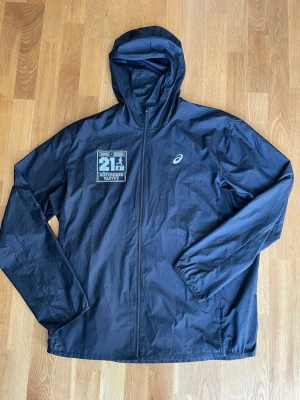 Svart windbreaker från Asics/ Göteborgsvarvet edition - Oanvänd Asics windbreaker Göteborgsvarvet edition.         Skick: oanvänd.        Priset kan diskuteras👍.       Skickar inom 1-2 dagar.