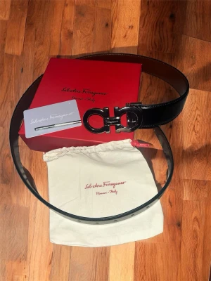 Svart Ferragamo Bälte - Oanvänd Ferragamo bälte med silver logga o väldigt snygg läder. Lådor inkluderas.